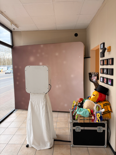 Fotobox Kredo Göttingen – Champagner Hintergrund für stilvolle Events Fotobox im Kredo Göttingen mit Champagner Hintergrund und Gästen
