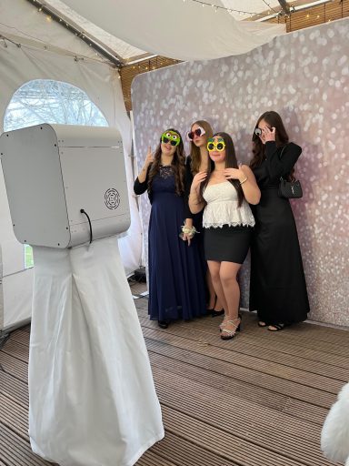 Fotobox Hochzeit Fährmann Kassel – Spaß für eure Feier mit oder ohne DJ Fotobox Hochzeit im Fährmann Kassel Gäste haben Spaß unabhängig von DJ Musik