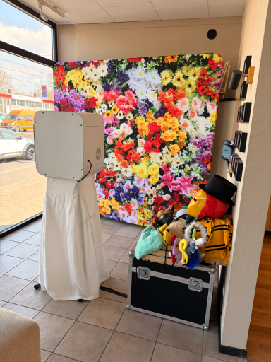 Fotobox Hochzeit Weinkellerei Bremer Göttingen – Blumen Hintergrund für stilvolle Feiern Fotobox Hochzeit im historischen Weinkeller Bremer Göttingen mit Blumen Hintergrund und Gästen