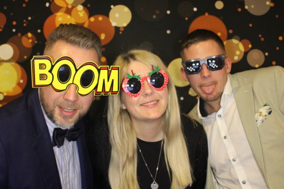 Fotobox Hochzeit Schlosshotel Wilhelmshöhe Kassel – stilvolle Erinnerungen mit Premium Setup Fotobox auf Hochzeit im Schlosshotel Wilhelmshöhe Kassel mit Gästen und hochwertigem Setup
