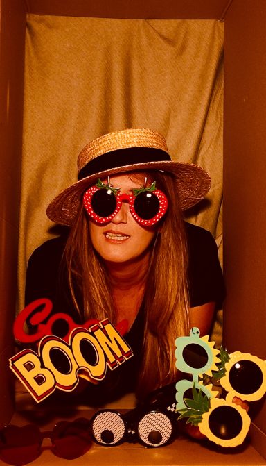Ist eine Fotobox Kassel nötig? – Vorteile für Hochzeiten & Events Fotobox Kassel Hochzeit Gäste nutzen Fotobox und haben Spaß während der Feier