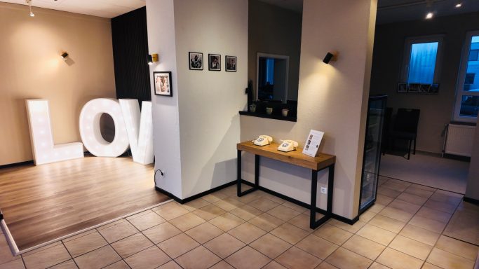 Fotobox Kaskadenwirtschaft Kassel – vorab im Showroom testen Fotobox Kaskadenwirtschaft Kassel Gäste nutzen Fotobox die vorher im Showroom getestet wurde