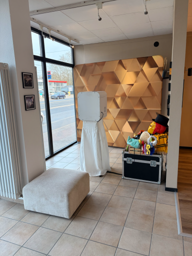 Fotobox Göttingen mieten – Gold Hintergrund für Hochzeiten & Events Fotobox Göttingen mit goldenem Hintergrund Gäste machen Fotos und haben Spaß