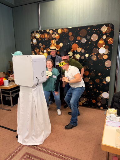Fotobox Firmenfeier Göbels Hotel Rotenburg an der Fulda – Spaß & Erinnerungen für Events Fotobox Firmenfeier Göbels Hotel Rotenburg an der Fulda Gäste haben Spaß und machen Fotos