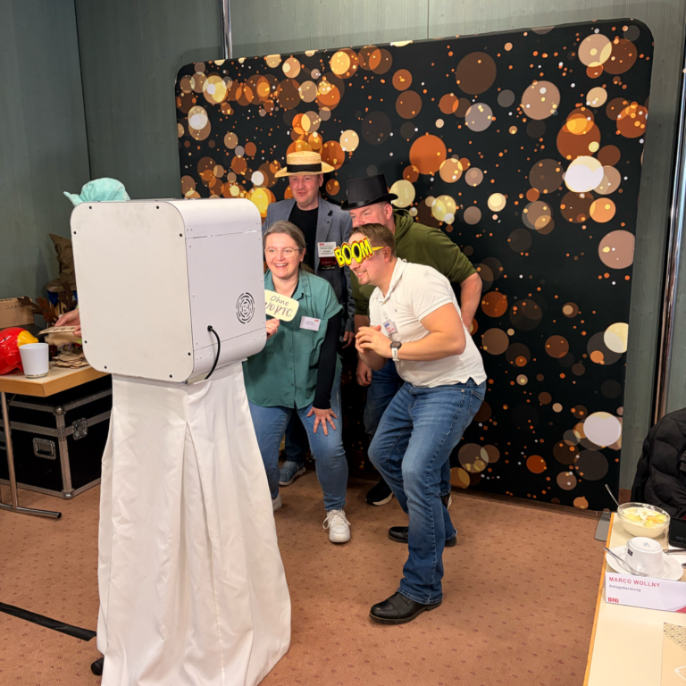 Fotobox Spuren Saal mieten – Goldener Hintergrund für elegante Hochzeiten Fotobox im Spuren Saal Fritzlar Lohne mit goldenem Hintergrund auf einer stilvollen Hochzeit