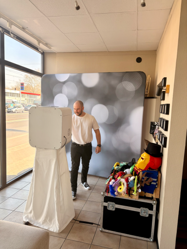 Fotobox Firmenfeier Freizeitin Göttingen – Silberner Hintergrund für elegante Events Fotobox Firmenfeier Freizeitin Göttingen mit silbernem Hintergrund und Gästen