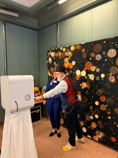 Fotobox Hochzeit Bürgerhaus Niestetal – Premium Fotobox für unvergessliche Feiern Fotobox Hochzeit im Bürgerhaus Niestetal Gäste nutzen Fotobox und haben Spaß