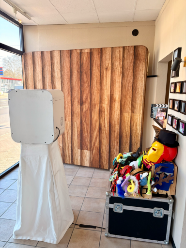 Fotobox Spitzbub Alm Göttingen – Holz Hintergrund für Hochzeiten & Firmenfeiern Fotobox Spitzbub Alm Göttingen mit Holz Hintergrund Gäste haben Spaß auf Event